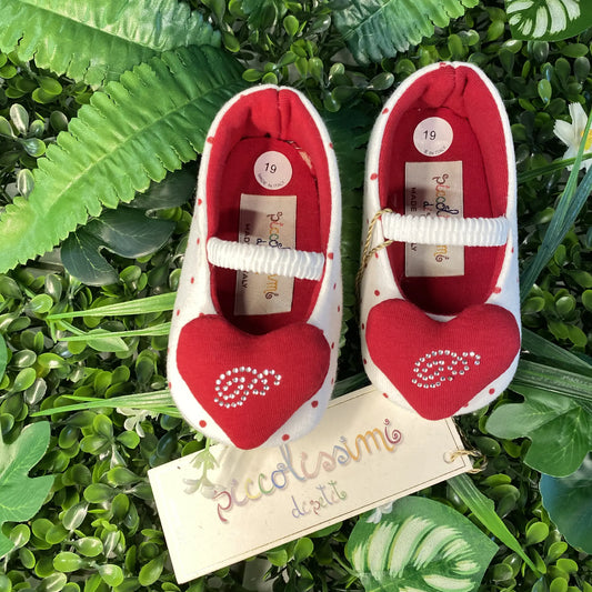 Scarpette neonata a pois con cuore rosso