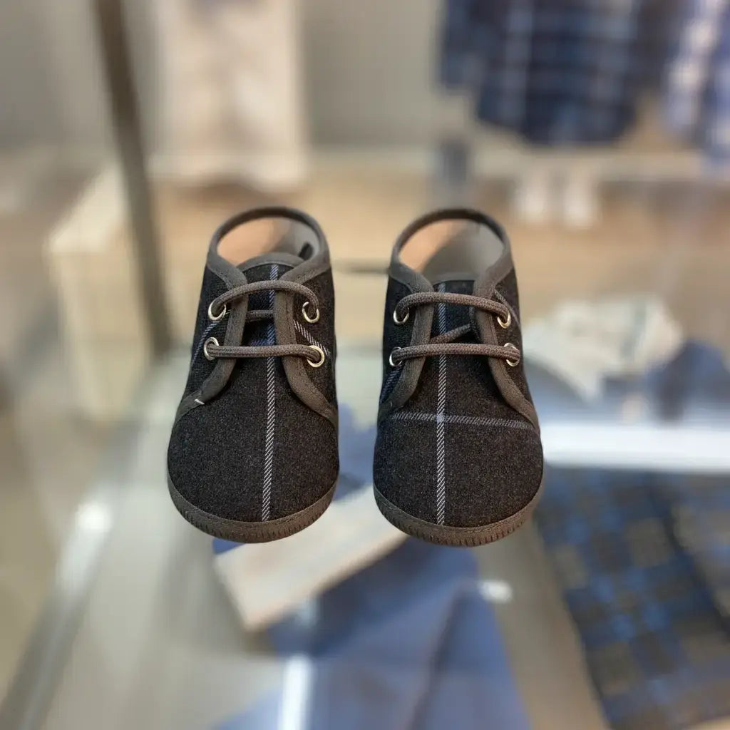Scarpine stringate neonato in tessuto grigio antracite a quadri con suola flessibile in OUTLET