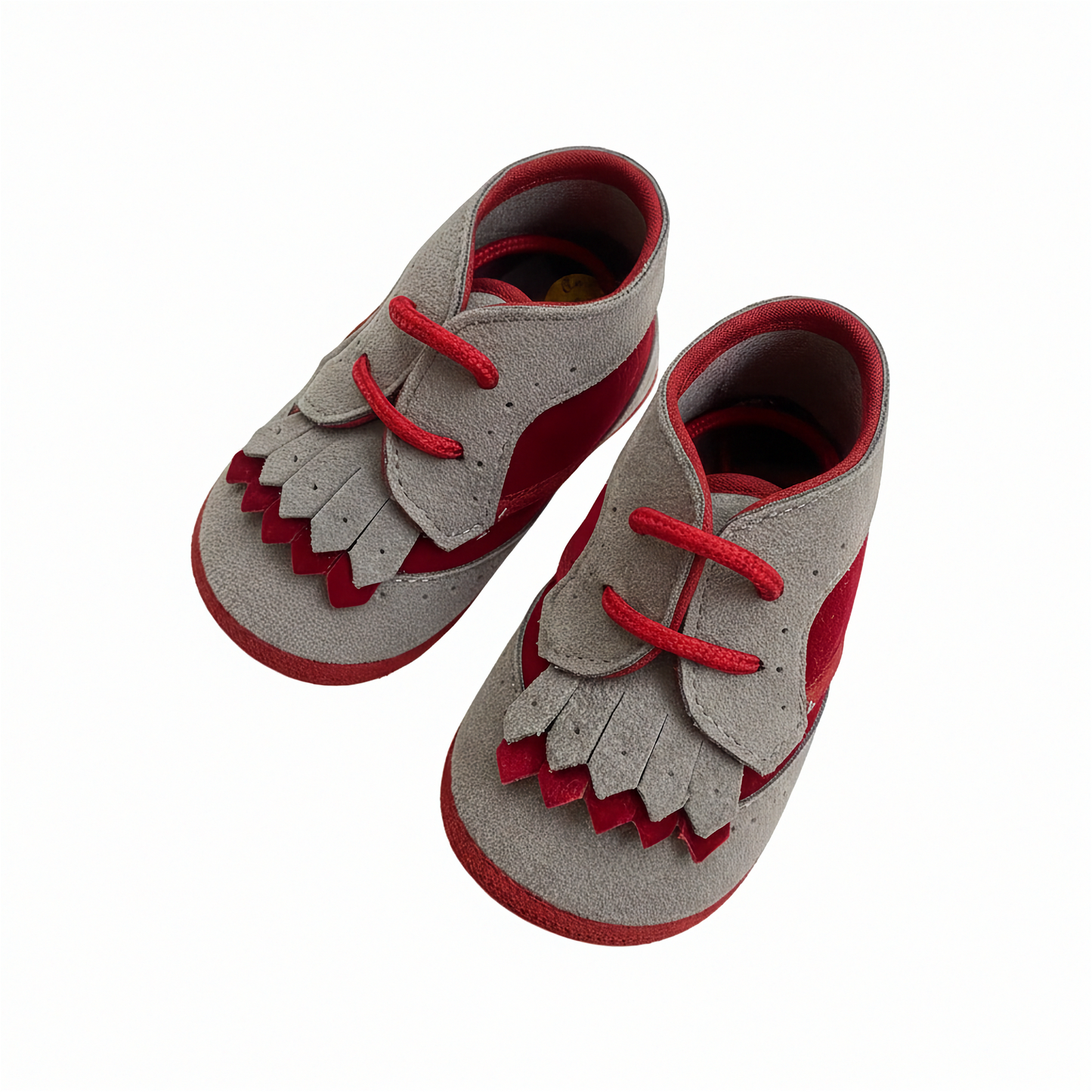 Scarpine neonato eleganti in camoscio grigio e bordeaux con frange e lacci rossi.