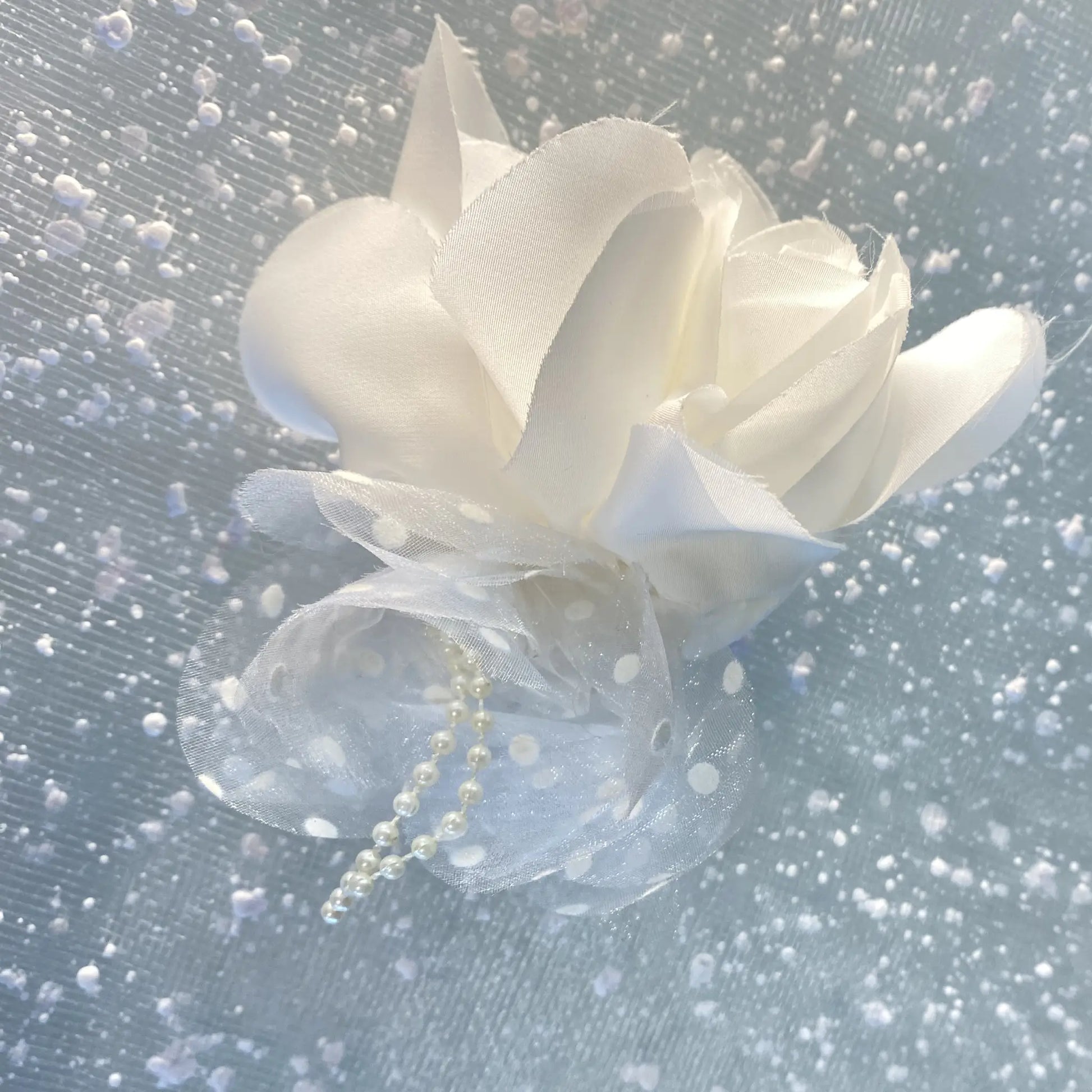 Spilla Fiore e rosa decorativo per abito da comunione