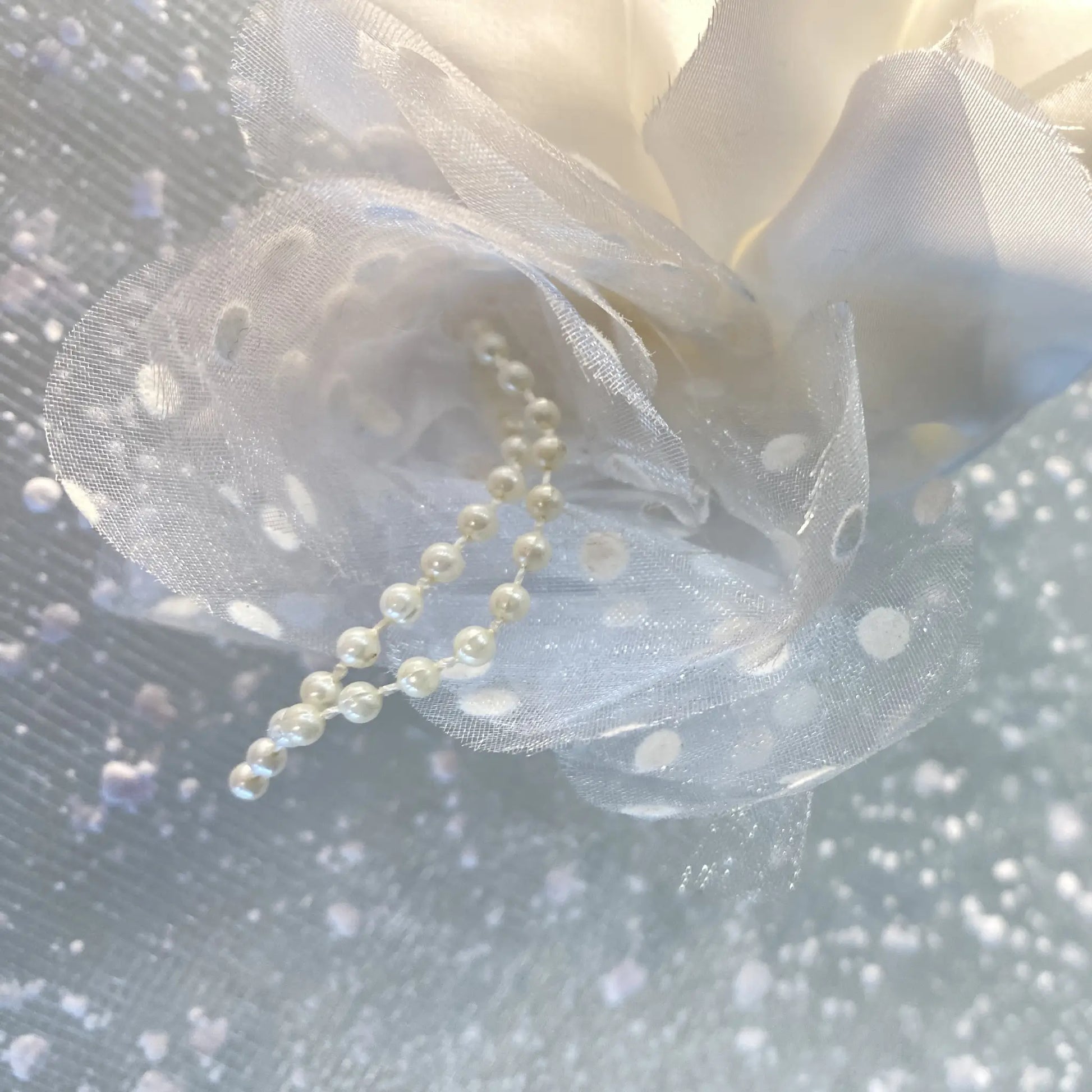 Fiore decorativo elegante colore bianco per abito da comunione