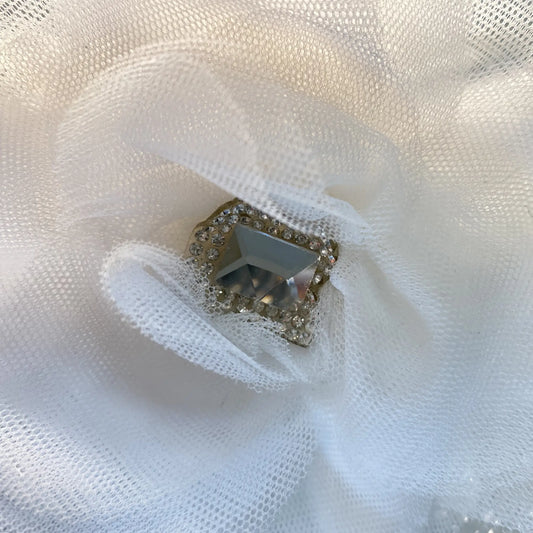 Spilla gioiello con fiore in tulle