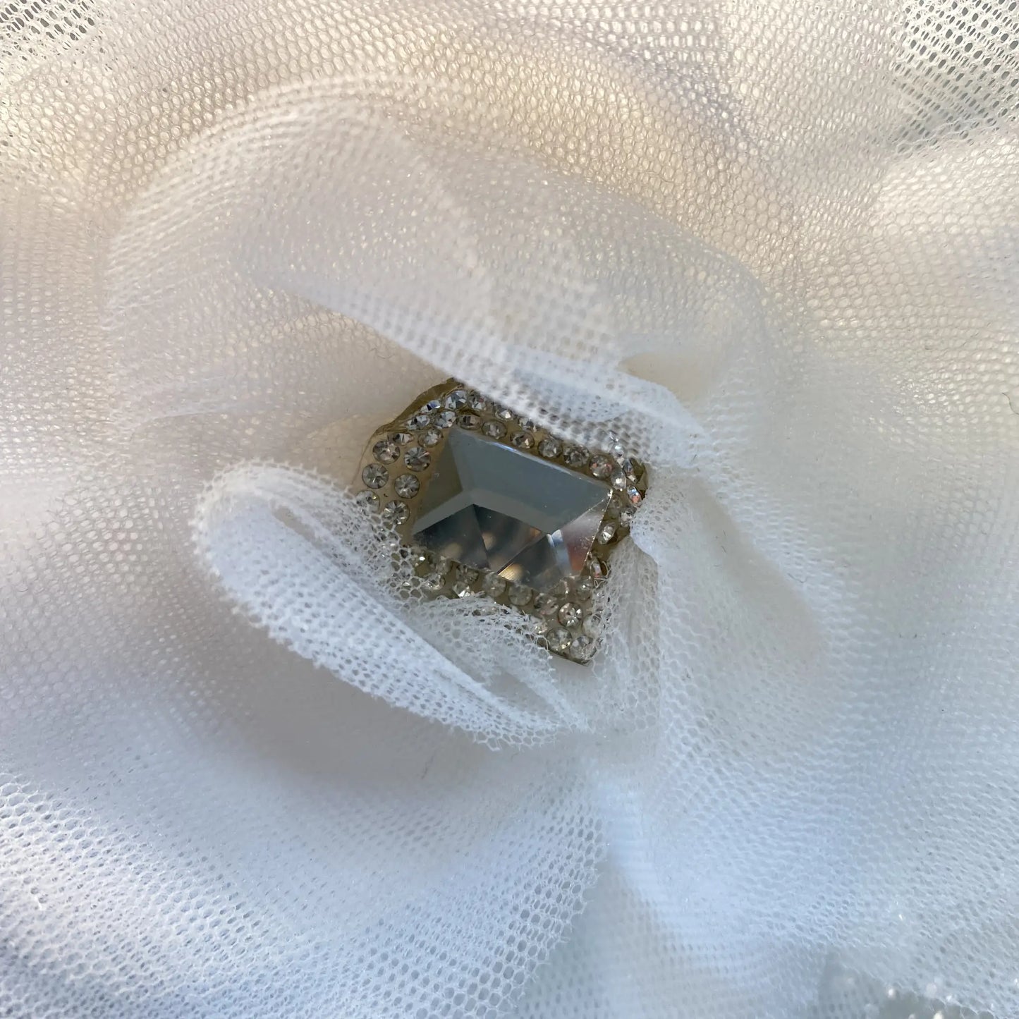 Spilla gioiello con fiore in tulle