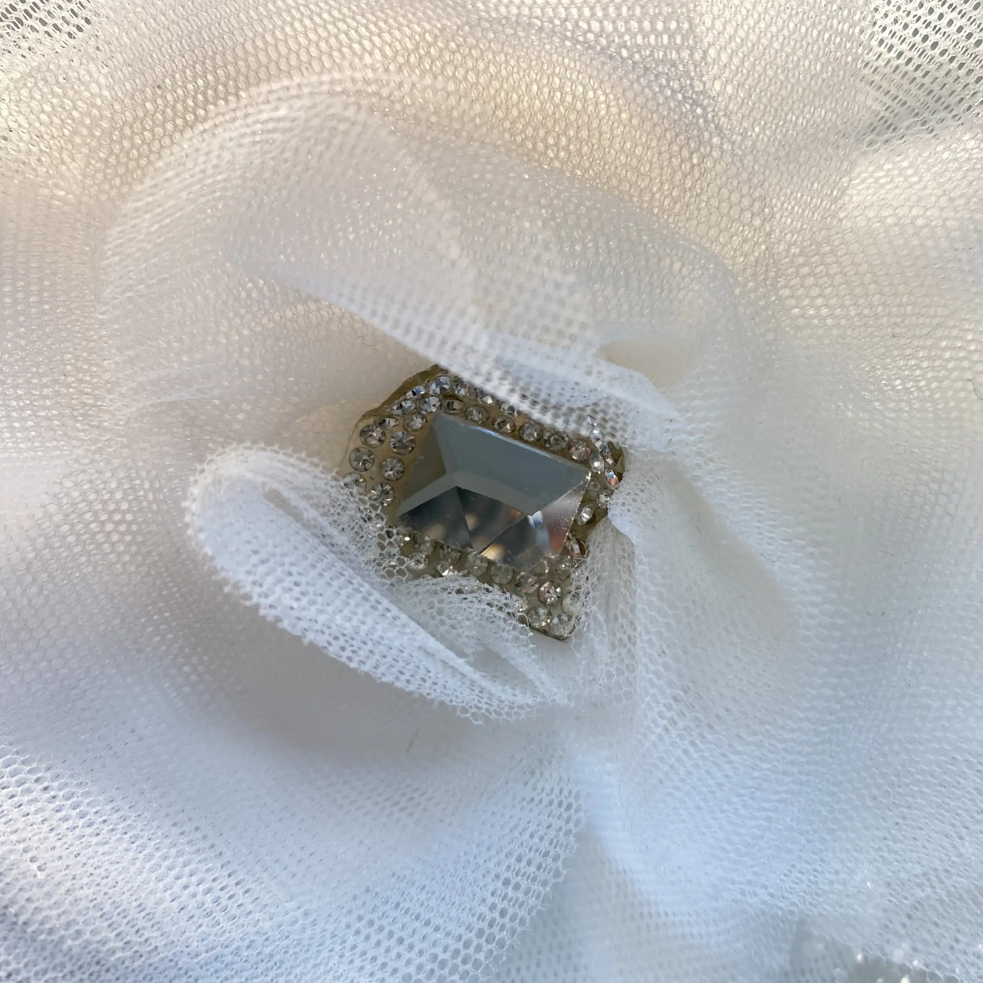Spilla gioiello con fiore in tulle