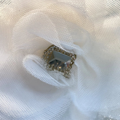 Spilla gioiello con fiore in tulle