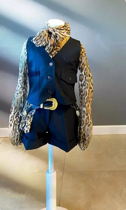 Tailleur gilet, short e camicia per bambina