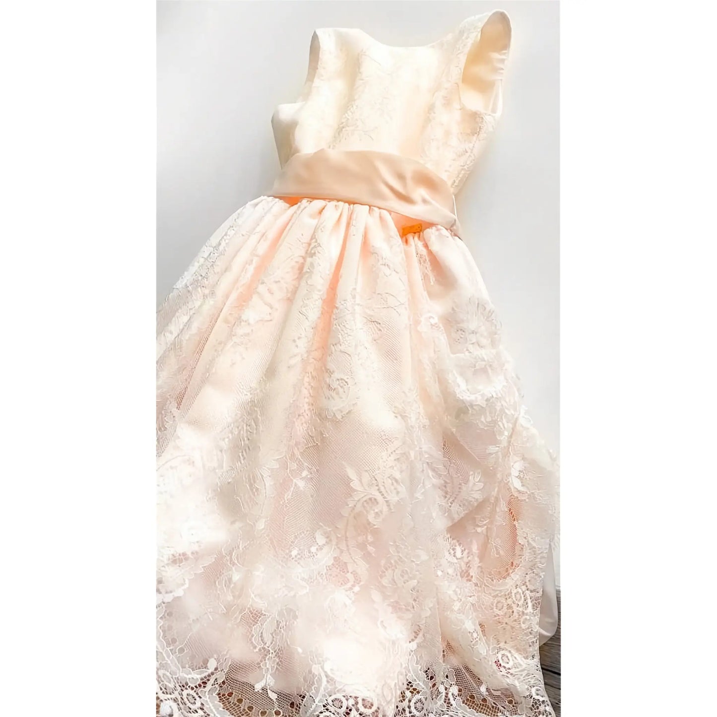 Vestito damigella color rosa in pizzo scontato